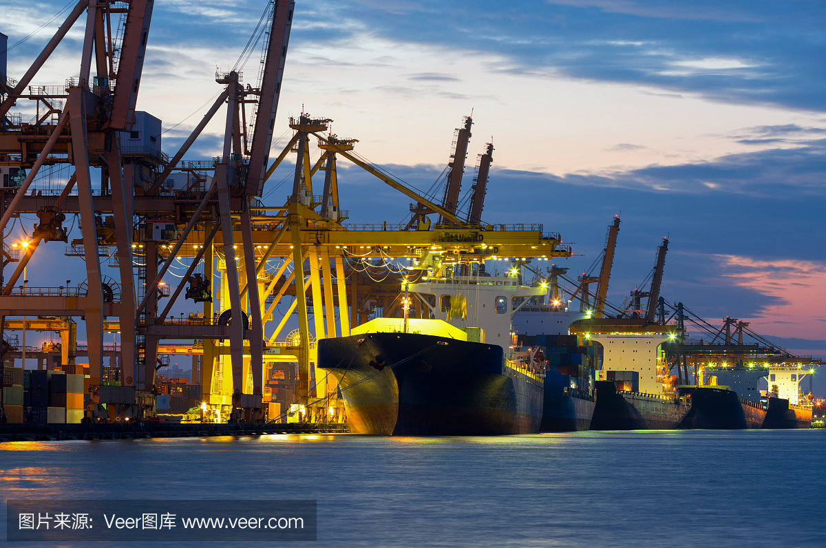 集装箱堆场在港口拥挤与船舶船舶是装卸作业的中转在国际港口。